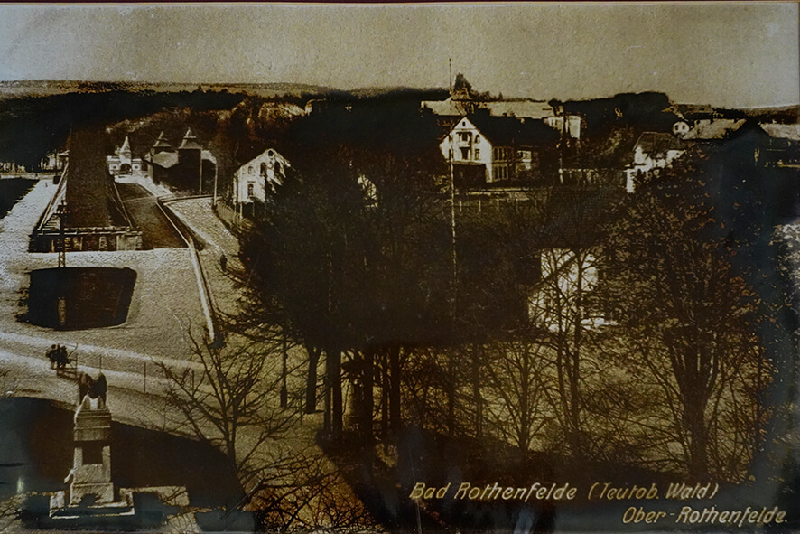 historische Aufnahme von Bad Rothenfelde mit dem Gradierwerk ind schwarz/weiß