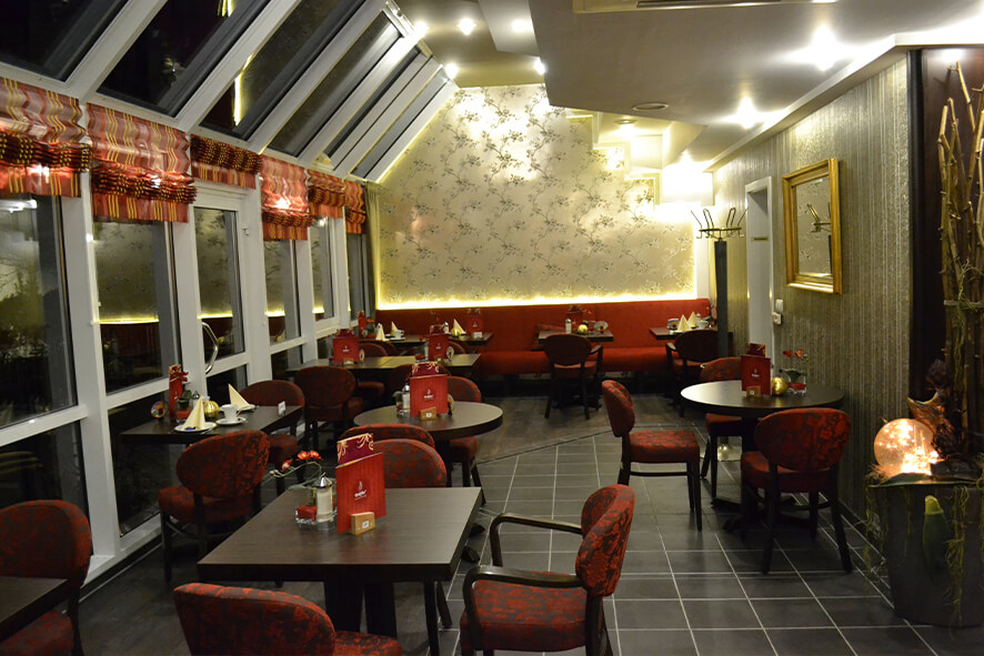 Das Cafe Dreyer,in Bad Rothenfelde, im Jahr 2011 mit roten Stühlen und goldener Wand